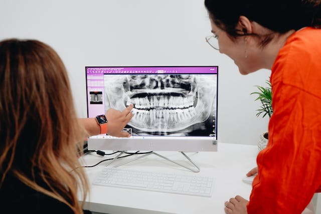 تصوير بالأشعة السينية لتحليل هيكل الأسنان واللثة
